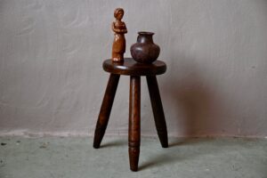 Tout simple et tout de bois, ce tabouret rustique semble tout juste sorti d'une ferme ou d'un chalet d'alpage. Tripode, les pieds sont en bois travaillé et supportent une épaisse assise de bois à l'aspect brut. Petit accessoire bohème, il apportera une douceur authentique à votre déco intérieure.