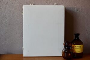 Voici un bien joli meuble de pharmacie au charme rétro et indus certain. Entièrement en métal blanc très patiné et de dimensions généreuses, l'armoire offre un espace de rangement bien pratique. Du vintage fonctionnel comme on aime!