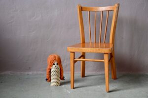 Cette version enfant de la chaise Baumann sera l'accessoire vintage parfait dans la chambre du bambin. On retrouve dans cette jolie pièce toute la connaissance du travail du bois de la célèbre marque franc-comtoise : des assemblages de qualité, des bois choisis et travaillés avec soin et un design épuré et simple, tout en souplesse et fluidité.