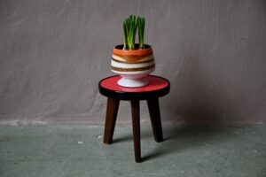 Tabouret de ferme Carrie, guéridon tripode, tabouret de ferme, tabouret de ferme rétro, tabouret de ferme vintage, tabouret bois, déco rustique, déco bohème, mobilier de ferme, mobilier bois, mobilier bohème, chevet minimaliste en bois, porte plantes minimaliste vintage