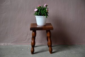 Tabouret de ferme Carrie, guéridon en bois vintage, table guéridon en bois pieds compas, tabouret de ferme, tabouret de ferme vintage, petite table années 60, déco rustique, tabouret rustique en bois massif, tabouret rustique vintage, petit meuble sellette vintage, déco bohème rustique, porte plantes minimaliste vintage