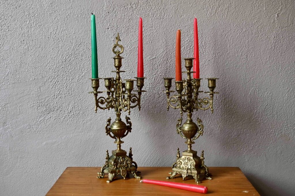 Paire de chandeliers baroques, chandelier ancien, chandeliers anciens en laiton, bougeoir ancien, bougeoir en bronze, bougeoirs anciens, bougeoirs vintage doré, Chandelier candélabre bougie bougeoir candlestick Brutaliste, candélabre en laiton, déco bohème 1900, déco bohème