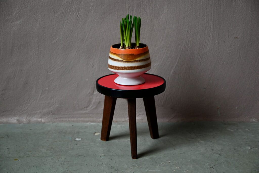 Minii-guéridon Uriel, mini guéridon vintage, petit meuble sellette vintage, sellette porte plantes, sellette tripode, sellette vintage années 70, guéridon années 60, guéridon pieds compas vintage, chevet minimaliste vintage