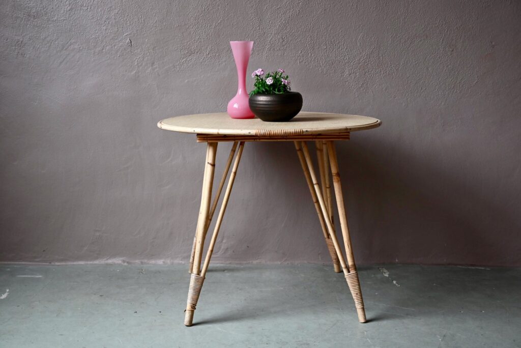 Table en rotin Edwige, table ronde années 70, table rotin, table rotin vintage, petite table bohème, table bohème en rotin, déco bohème, déco bohème années 60, déco bohème rétro, déco en rotin, guéridon en rotin