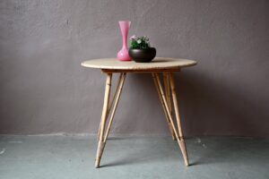 Table en rotin Edwige, table ronde années 70, table rotin, table rotin vintage, petite table bohème, table bohème en rotin, déco bohème, déco bohème années 60, déco bohème rétro, déco en rotin, guéridon en rotin