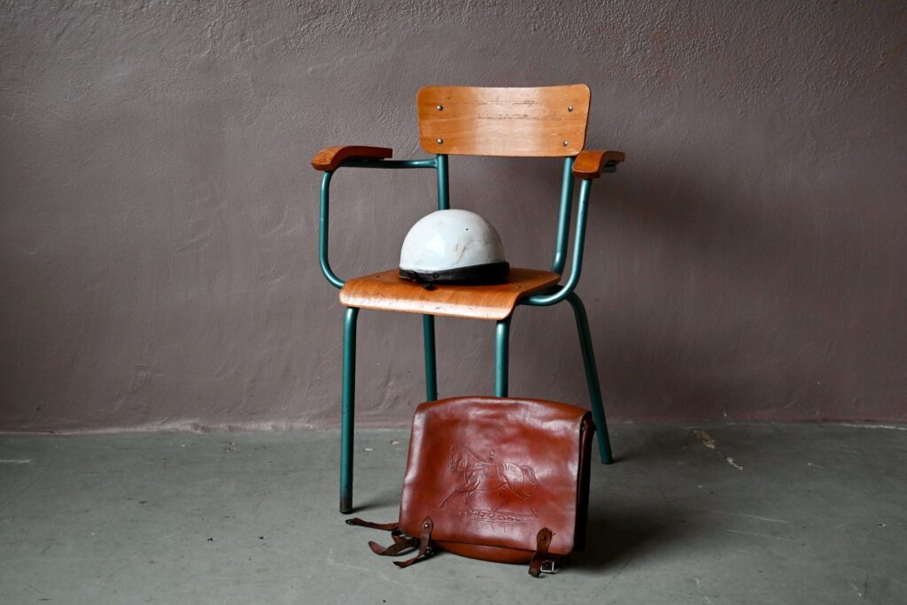 Fauteuil d'école Célestin, chaise d'école professeur, fauteuil d'administration, fauteuil d'administration vintage, chaise d'école vintage, fauteuil bureau ancien, fauteuil à bascule, mobilier scolaire rétro, mobilier scolaire vintage, design mobilier années 50, chaise tubulaire design