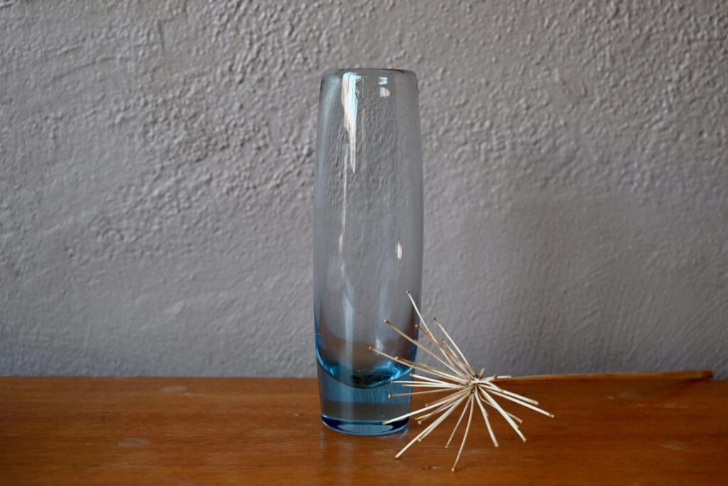 Vase en verre Per Lütken pour Holmegaard, grand vase en verre, vase en verre ancien, vase en verre, coupe suèdoise, design suède, vase verre suède, holmegaard, lampe holmegaard, vase années 60 design, grand vase scandinave, vase verre bleu, vase verre bullé, vase verre vintage