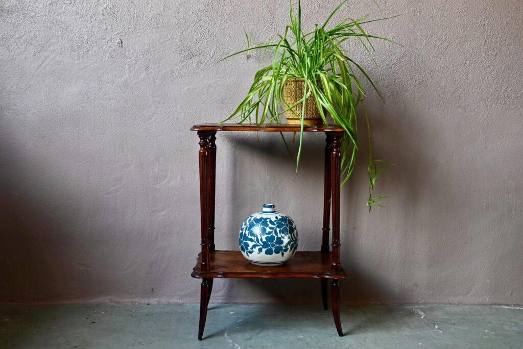 Desserte table à thé marquetée Armande, art nouveau, Meuble art nouveau, mobilier art nouveau, style art nouveau, selette art nouveau, art de la table bohème, petite table bohème, desserte ancienne, desserte art déco, desserte en bois, meuble desserte vintage, Meuble marquetté. Commode art déco, art à la française, art de la table campagne