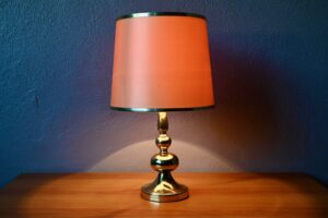 Lampe danoise Smilla, grande lampe scandinave, lampe scandinave, lampe danoise, lampe danoise années 60, grande lampe à poser, lampe à poser ambiance, lampe à poser design, lampe à poser bohème, lampe à poser seventies, lampe en laiton, lampe 1970, belle lampe vintage, lampe à poser vintage, lampe années 70, lampe dorée et noir, lampe dorée, déco scandinave vintage, déco scandinave