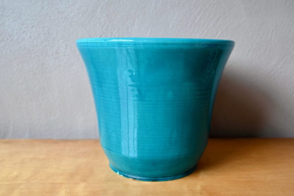 Cache-pot Accolay, cache pot, cache pot accolay, cache pot ancien, cache pot art déco, cache pot bleu, grand cache pot, céramique accolay, accolay, potier d'accolay, déco céramique art déco