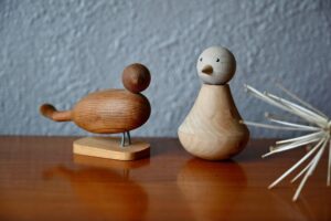 Duo d'oiseaux danois Fluge, art sculpture ancienne, bois sculpté, sculpture 70, grande sculpture teck scandinave, sculpture animalière vintage, Sculpture main, déco oiseau années 70, sculpture oiseau teck massif, oiseau sculpté scandinave, oiseaux, déco scandinave vintage, déco scandinave