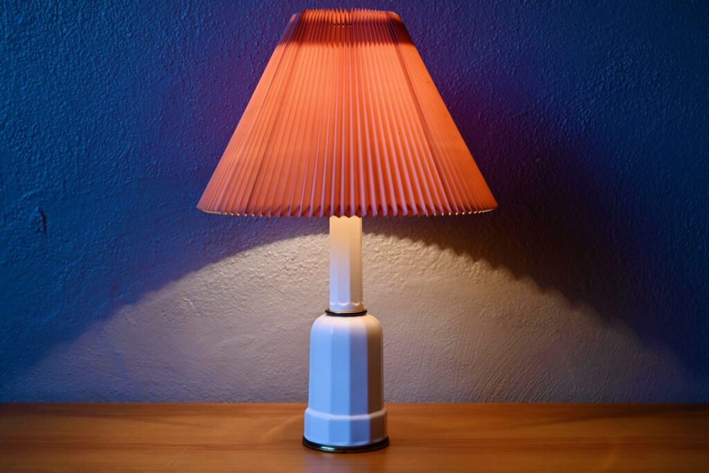 Lampe danoise Heiberg en porcelaine et laiton, lampe art déco, lampe art deco ancienne, grande lampe scandinave, lampe scandinave, lampe danoise, lampe danoise années 60, déco scandinave, déco scandinave vintage, déco art déco, lampe de bureau art déco, lampe de bureau blanche, lampe de bureau design vintage, Lampe de bureau