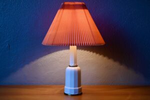 Lampe danoise Heiberg en porcelaine et laiton, lampe art déco, lampe art deco ancienne, grande lampe scandinave, lampe scandinave, lampe danoise, lampe danoise années 60, déco scandinave, déco scandinave vintage, déco art déco, lampe de bureau art déco, lampe de bureau blanche, lampe de bureau design vintage, Lampe de bureau