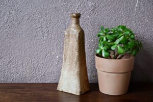 Soliflore Li, vase en grès, vase en grès bleu, vase forme libre, vase pichet, soliflore, déco bohème, déco bohème années 60, déco bohème rétro, déco bohème rustique, objet déco bohème, vase déco bohème