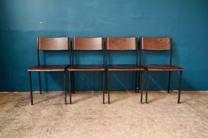 Série de 4 chaises modernistes Hiller, série de chaises Hiller, chaises hiller, chaises moderniste, chaises empilables scandinave, chaises empilables vintage, anciennes chaises indus, chaises indus bois et métal, grande série de chaises indus, chaises design italien années 70, chaises design minimaliste, chaises design restaurant, chaises design vintage