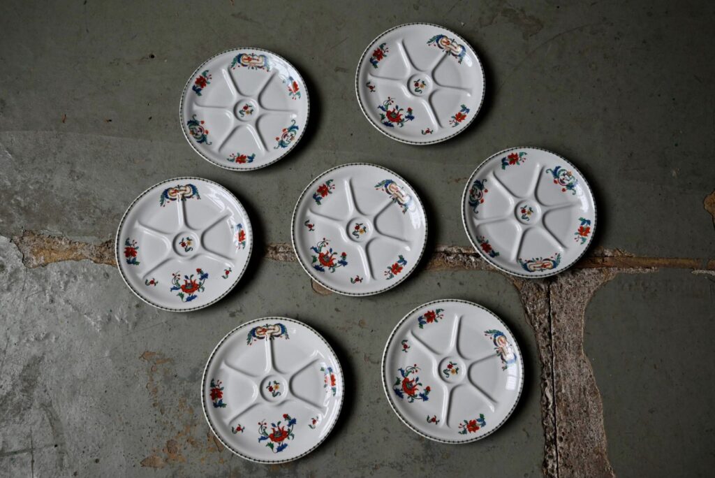Assiettes à fondue Pavot, assiettes à compartiments, assiettes à fondue, assiettes à fondue vintage, assiettes bohème, assiettes à compartiment, assiettes bohèmes, assiettes en faïence ancienne, assiettes en porcelaine, porcelaine de paris, art de la table, art de la table bohème, art de la table campagne, art de la table chic et bohème, art de la table français, art de la table rustique