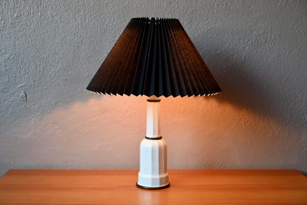 Lampe danoise Heiberg noire, lampe art déco, lampe art deco ancienne, grande lampe scandinave, lampe scandinave, lampe danoise, lampe danoise années 60, déco scandinave, déco scandinave vintage, déco art déco, lampe de bureau art déco, lampe de bureau blanche, lampe de bureau design vintage, Lampe de bureau