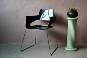 Fauteuil Arrmet B32 Robby & Francesca Cantarruti, fauteuil italien, fauteuil design, fauteuil design italien, fauteuil design noir, fauteuil design organique, chaise design iconique, chaise design italien, chaise vintage design italien, design italie, design italien années 80, mobilier design italien vintage