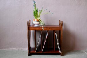 Meuble porte-disques Lyre, petite table d'appoint vintage, table d'appoint vintage, porte disque, sellette pour platine vinyle, vinyles musique, petit meuble sellette vintage, sellette en bois, sellette porte plantes, sellette art déco, sellette vintage années 70