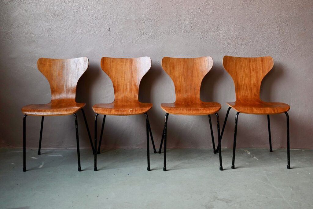 Série de chaises midcentury Esther, chaise scandinave, chaise scandinave design, chaise design 50, chaise design danemark, chaise design en pagwood, chaise design français années 50, chaise design midcentury, chaise design scandinave, chaise midecentury vintage, design midcentury, design midcentury chaises, design midcentury mobilier architecte, design midentury, chaise empilage design