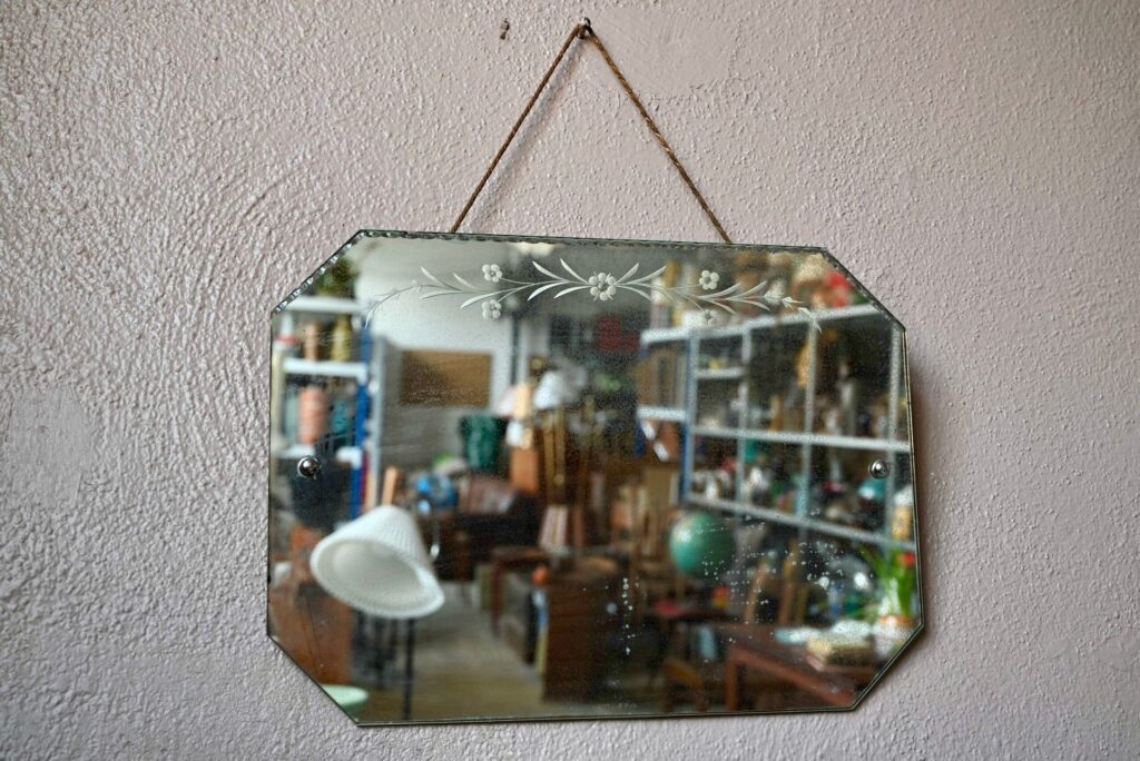 Miroir biseauté Jacynthe, miroir art déco, miroir biseauté, miroir biseauté ancien, miroir biseauté bohème, miroir biseauté vintage, miroir années 40, déco murale art déco, déco murale rétro, déco murale vintage, grand miroir biseauté, grand miroir bohème, miroir bohème, miroir bohème ancien