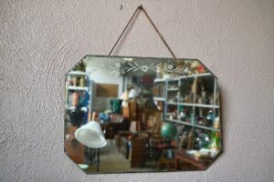 Miroir biseauté Jacynthe, miroir art déco, miroir biseauté, miroir biseauté ancien, miroir biseauté bohème, miroir biseauté vintage, miroir années 40, déco murale art déco, déco murale rétro, déco murale vintage, grand miroir biseauté, grand miroir bohème, miroir bohème, miroir bohème ancien