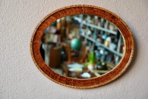 Miroir ovale Armando, miroir ovale, miroir ovale bohème, miroir ovale vintage, grand miroir bohème, miroir bohème, miroir bohème ancien, miroir bohème décoration murale, miroir bohème france, miroir bohème patiné, miroir art déco, miroir art déco en bois, bois de Bohême, miroir années 40, miroir années 30