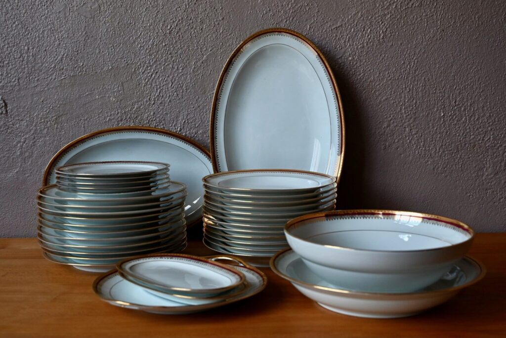 Service en porcelaine de Limoges doré & pourpre, assiettes limoges, porcelaine de limoges, service en porcelaine de limoges, vaisselle rétro porcelaine de limoges, service vaisselle bohème, vaisselle ancienne, vaisselle bohème, vaisselle bohème vintage, vaisselle campagne chic, vaisselle vintage, art de la table bohème, art de la table campagne, art de la table chic et bohème, art de la table français, art de la table france, art de la table vintage