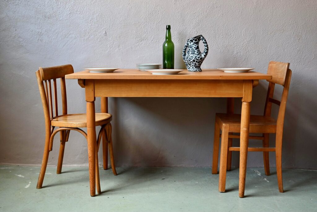 Table bistrot Marcia, petite table en bois, table en bois ancienne, table en bois bohème, table en bois patiné, table en bois massif rétro, table en bois vintage, table en bois tourné vintage rétro, petite table bistrot, grande table bistrot bohème, petite table bistrot en bois, table bistrot années 60, table bistrot en bois, table bistrot rétro, table bistrot vintage