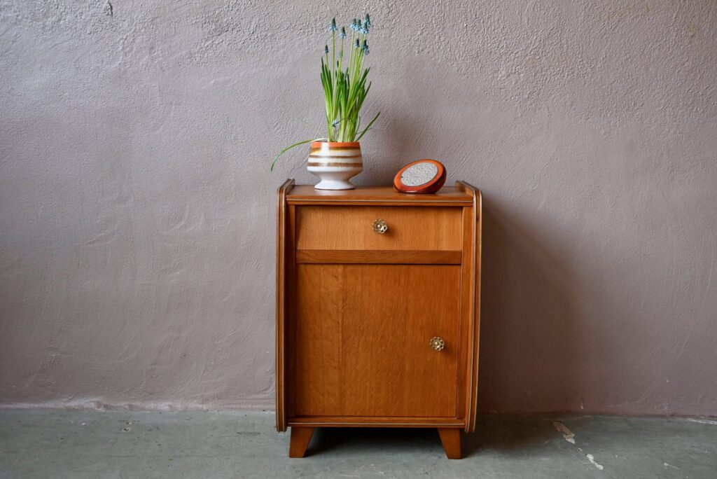 Chevet Marcello, chevet vintage années 60, chevet vintage en bois, chevet vintage en bois doré, table de chevet vintage, table de nuit ancienne, table de nuit bohème, table de nuit pieds compas, table de nuit rétro, table de nuit vintage, table de nuit vintage en bois, bout de canapé, bout de canapé design midcentury, bout de canapé en bois, chevet bout de canapé