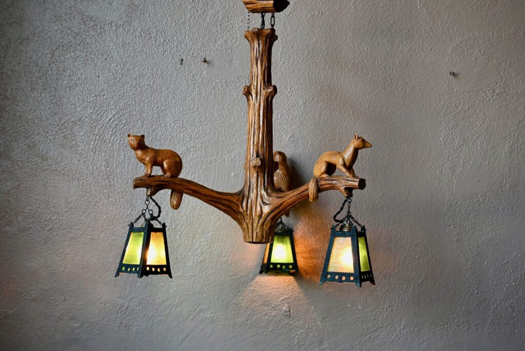 Suspension en bois sculpté Gretel, grande suspension scandinave, suspension midcentury, ambiance chalet, chalet montagne, déco chalet, décoration bohème chalet, décoration chalet rétro, lampe de chalet, mobilier de chalet, bois sculpté