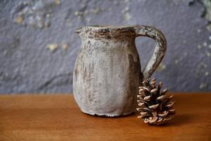 Pichet brutaliste en grès émaillé, pièce artisanale signée, années 60, 1960, 1960s, pichet ancien céramique, déco primitive, pichet céramique bohème, déco cuisine vintage, déco cuisine, déco bohème rétro, déco bohème rustique, objet déco bohème, décoration primitive, design primitif, esprit bohème