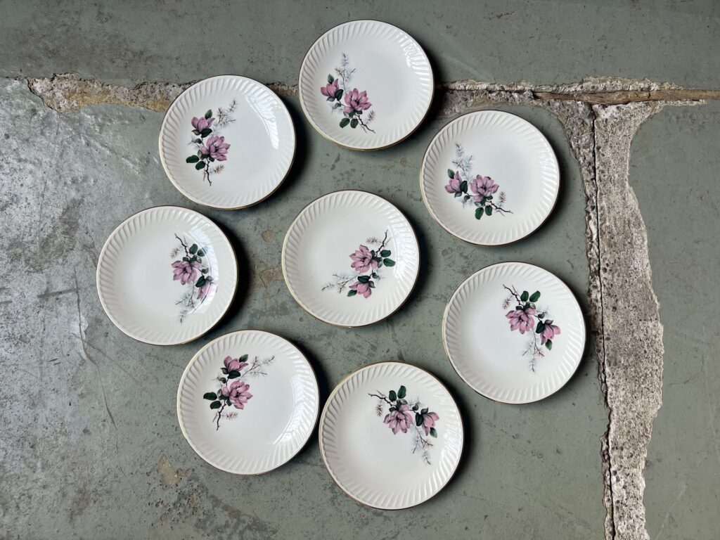 Série de 8 assiettes fleuries, assiette ancienne, assiette bohème, assiette en faience, assiette vintage, assiettes anciennes, art de la table, art de la table français, art de la table chic et bohème, art de la table campagne, art de la table bohème