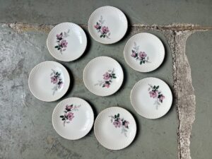 Série de 8 assiettes fleuries, assiette ancienne, assiette bohème, assiette en faience, assiette vintage, assiettes anciennes, art de la table, art de la table français, art de la table chic et bohème, art de la table campagne, art de la table bohème