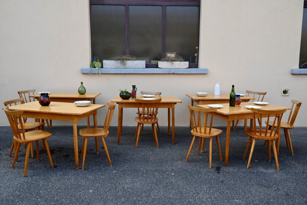 Ensemble de 5 tables bistrot anciennes, petite table en bois, table en bois ancienne, table en bois bohème, table en bois patiné, table en bois massif rétro, table en bois vintage, table en bois tourné vintage rétro, petite table bistrot, grande table bistrot bohème, petite table bistrot en bois, table bistrot années 60, table bistrot en bois, table bistrot rétro, table bistrot vintage