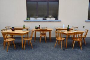 Ensemble de 5 tables bistrot anciennes, petite table en bois, table en bois ancienne, table en bois bohème, table en bois patiné, table en bois massif rétro, table en bois vintage, table en bois tourné vintage rétro, petite table bistrot, grande table bistrot bohème, petite table bistrot en bois, table bistrot années 60, table bistrot en bois, table bistrot rétro, table bistrot vintage