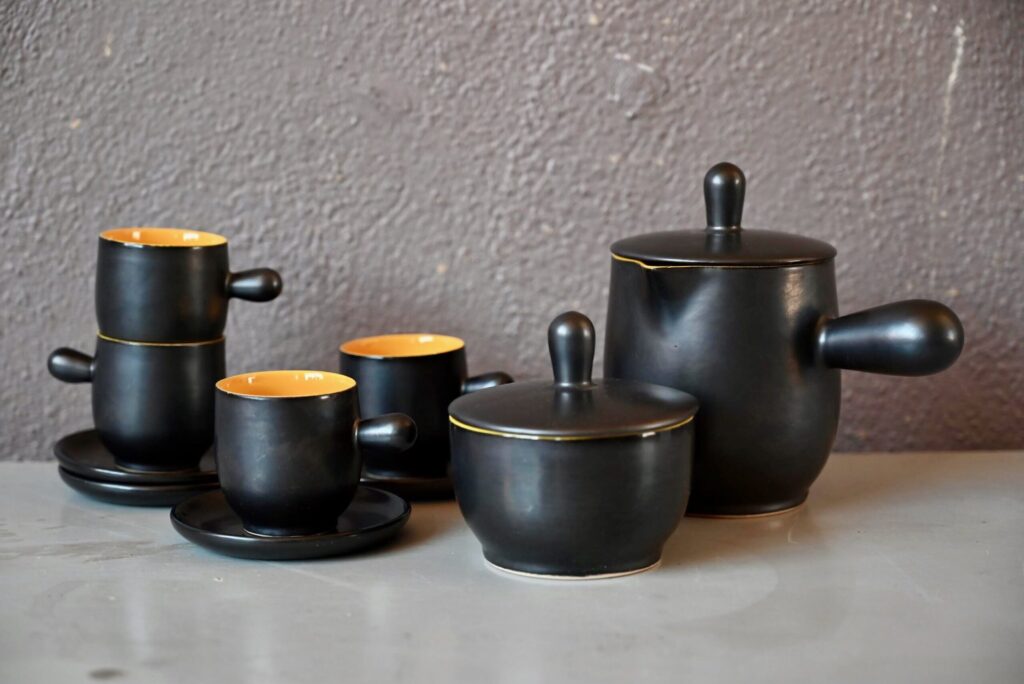 Service à café Benny, service à café années 40, service à café art déco, service à café bohème, Service à café midcentury, service à café vintage, tasses à café, tasses ancienne, tasses anciennes, tasses brutalistes, tasses jaunes vintage, émail noir, vaisselle bohème, vaisselle bohème vintage, vaisselle campagne chic, vaisselle des années 60, service vaisselle bohème, céramique de vallauris, céramique vallauris, coupelle vallauris, grès vallauris, théière vallauris