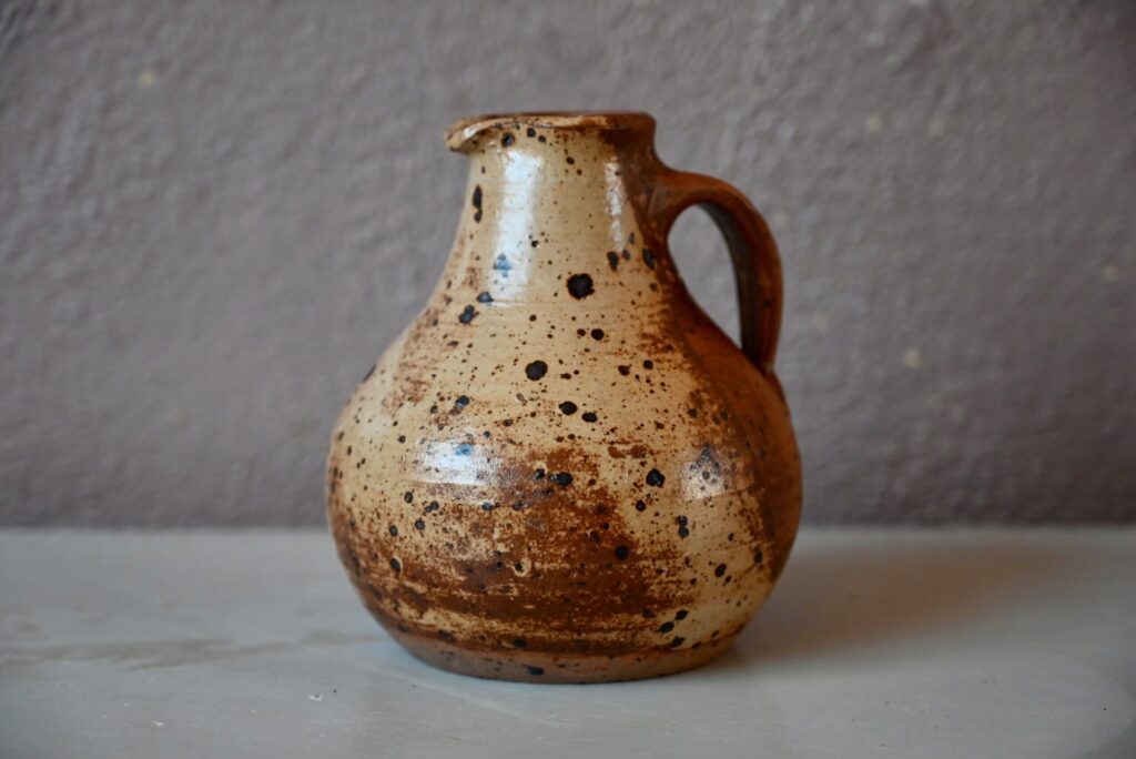 Pichet en grès pyrité Jamel, cruche à eau, cruche à eau vintage, cruche céramique, cruche vintage, carafe à eau vintage, carafe vintage, coupe en grès, grès de puisaye, grès pyrité, poterie en grès, vaisselle en grès, verseuse en grès