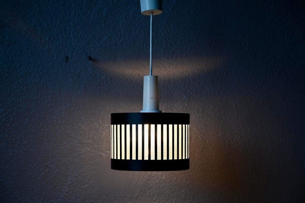 Suspension moderniste Amédée, suspension design scandinave, suspension en verre, suspension midcentury, suspension verre, suspension vintage, suspension vintage années 70, luminaire design, luminaire midcentury, luminaire moderniste, luminaire moderniste français, luminaire vintage