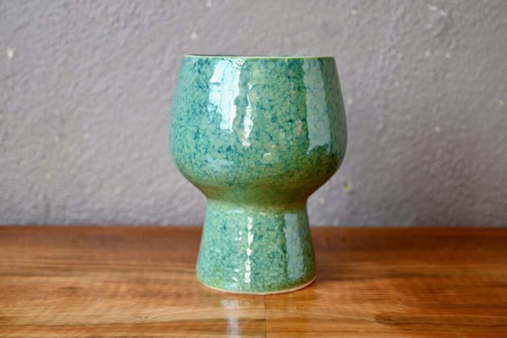 Vase sur pied, céladon vase céladon, vase ancien, coupe, coupe bleu, coupe centre de table, coupe centre de table céramique, coupe en céramique, petit vase bohème, vase bohème france