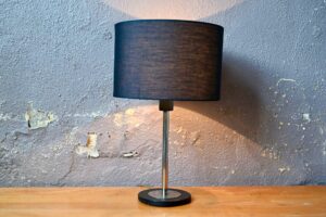 Lampe à poser Romane, lampe moderniste, lampe à poser ambiance, lampe à poser brutaliste, lampe à poser design, lampe à poser design allemand, lampe à poser seventies, lampe à poser vintage, lampe bureau, lampe bureau design