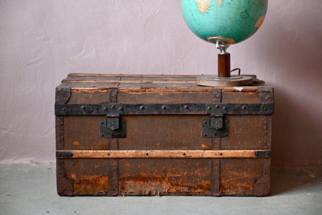 Grande malle Ésus, ancienne malle de voyage, grande malle, malle à chaussures ancienne, malle à jouets rétro, malle de voyage, malle de voyage 1900, Malle de voyage rétro, malle début 20ème siècle, malle en bois ancienne patinée, malle vintage, très grande malle ancienne de voyage, banc coffre à jouet, coffre à jouet ancien, coffre à jouet en bois, coffre à jouet vintage