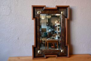 Miroir Art Déco Lionel, collection miroir, collection miroir ancien, déco miroir ancien, grand miroir biseauté, grand miroir bohème, grand miroir vintage, miroir art déco, miroir art déco en bois, miroir bohème ancien, miroir bohème décoration murale, miroir bohème france, miroir bohème patiné, déco bohème années 60, déco bohème en bois, déco bohème rétro