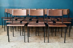 Série de 50 chaises modernistes Hiller, chaises empilables scandinave, chaises bois années 70, chaise design scandinave, chaises vintage en bois empilables, chaises indus bois et métal, chaise années 70, grande série de chaise vintage, grande série de chaises brutalistes, grande série de chaises en bois, grande série de chaises indus, grande série de chaises vintage, série de chaises Hiller, série de chaises restaurant, série de chaises scandinaves, série de chaises vintage restaurant, chaises empilables rétro, chaises empilables vintage