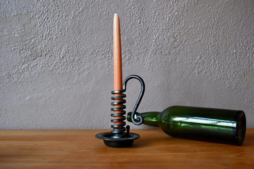 Rat de cave Blaise, rat de cave, rat de cave vintage, meuble outils, outils scientifiques anciens, bougeoir, bougeoir ancien, bougeoir art déco, bougeoir brutaliste, bougeoir en métal, bougeoir métal, bougeoir vintage, chandelier ancien, chandelier art déco, chandelier brutaliste, chandeliers anciens, vigneron, déco en fer forgé, fer forgé