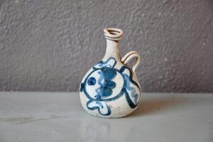 Soliflore Némo, vase en grès, vase en grès bleu, vase forme libre, vase pichet, soliflore, déco bohème, déco bohème années 60, déco bohème rétro, déco bohème rustique, objet déco bohème, vase déco bohème