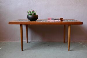 Table basse mosaïque Norah, table basse années 60, table basse céramique, table basse céramique vintage, table basse design seventies, table basse en teck, table basse teck, table basse vintage design, table basse design midcentury