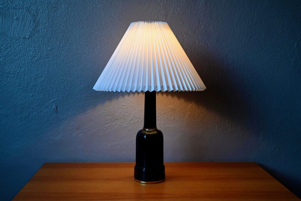 Grande lampe Heiberg en porcelaine noire, lampe art déco, lampe art deco ancienne, grande lampe scandinave, lampe scandinave, lampe danoise, lampe danoise années 60, déco scandinave, déco scandinave vintage, déco art déco, lampe de bureau art déco, lampe de bureau blanche, lampe de bureau design vintage, Lampe de bureau