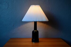 Grande lampe Heiberg en porcelaine noire, lampe art déco, lampe art deco ancienne, grande lampe scandinave, lampe scandinave, lampe danoise, lampe danoise années 60, déco scandinave, déco scandinave vintage, déco art déco, lampe de bureau art déco, lampe de bureau blanche, lampe de bureau design vintage, Lampe de bureau