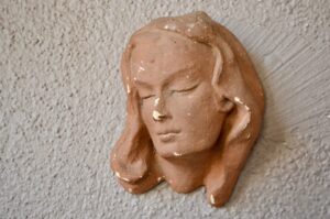 Moulage en plâtre bohème, buste enfant en platre, demi relief en plâtre, plâtre d'atelier, moulage rétro en plâtre, moulage terre cuite femme, moulage plâtre rétro, moulage artistique ancien, buste moulage plâtre vintage, accumulation déco murale tableaux, déco murale années 50, déco murale rétro, déco murale vintage, déco bohème 1900, déco bohème, accumulation déco bohème, déco bohème rustique